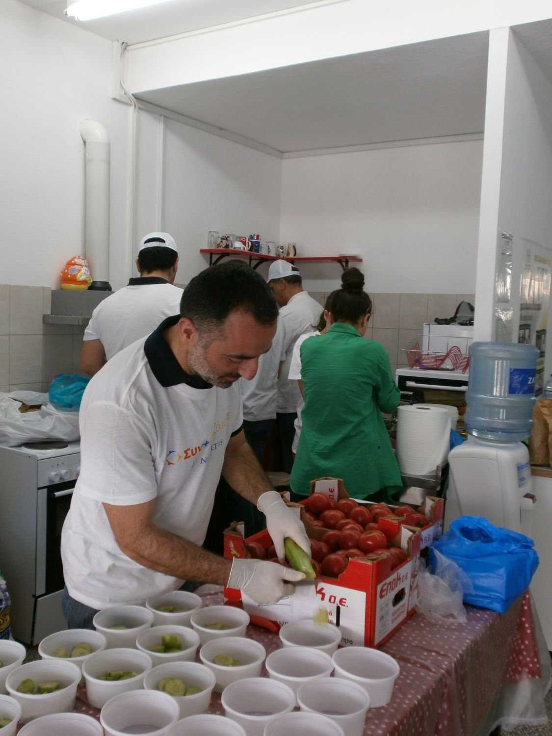 Οι προετοιμασίες των συνοδευτικών στο Κοινωνικό Συσσίτιο